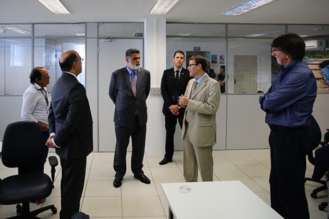 Sala do Cejusc. Autoridades em pé, escutam explicações do juiz Eduardo
