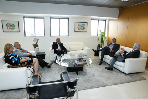 Sala do Gabinete da Presidência. Magistrados conversando no ambiente.