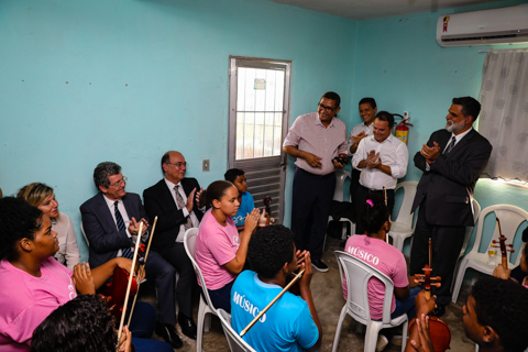 Crianças tocando instrumentos musicais