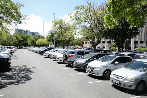 Vista lateral com vários carros estacionados no TRT6