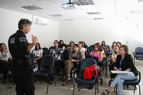 Fotografia de mulheres assistindo a uma palestra