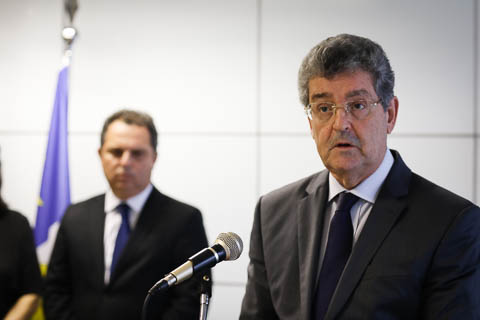 Fotografia do desembargador Valdir Carvalho falando ao microfone