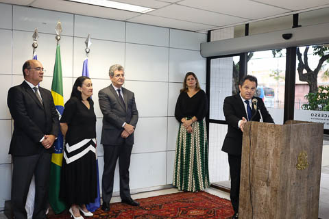 Fotografia de quatro desembargadores em dispositivo de honra, um deles discursa, enquanto os outros o observam