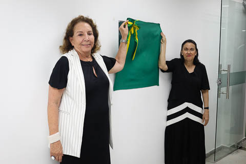 Fotografia das desembargadoras Virgínia Canavarro e Dione Furtado descerrando placa comemorativa