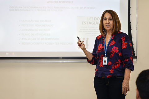 Fotografia de Ana Príncipe na frente de uma tela de apresentações