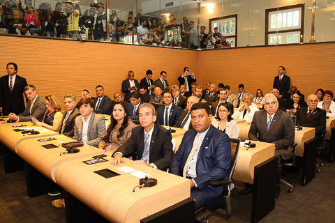 Foto da platéia na Câmara de Vereadores do Recife acompanhando a homenagem ao vice-presidente da República