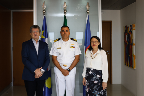 desembargador Valdir Carvalho, capitão de fragata Omar Salles Almeida e desembargadora Dione Furtado posam para foto no Gabinete da Presidência