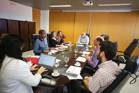 Fotografia de pessoas em reunião