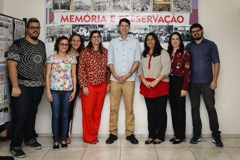 Professor ao lado de integrantes do TRT6 no Memorial do Tribunal