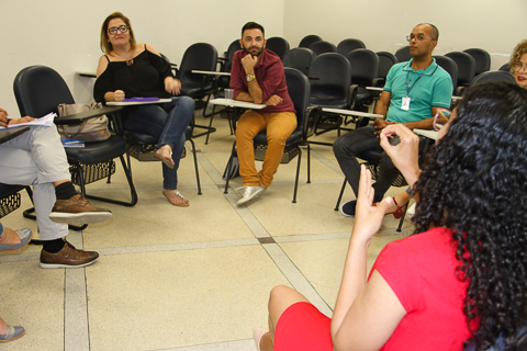 Foto dos participantes da reunião na sala da Escola Judicial