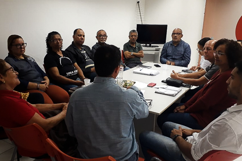 Foto dos participantes da reunião na sala da CUT