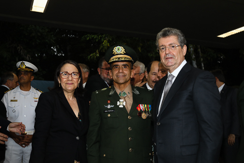 Foto dos desembargadores Valdir Carvalho e Dione Furtado na cerimônia de passagem