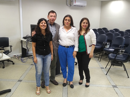 Foto na sala da Escola Judicial com os participantes da atividade lado a lado. Primeiro está a professora da capacitação, em seguida o presidente da CPAI, em seguida as servidoras alunas.