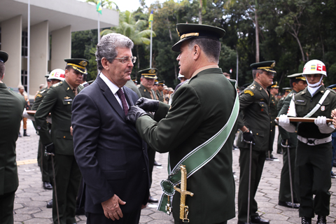 Fotografia de uma autoridade civil recebendo medalha de um comandante militar