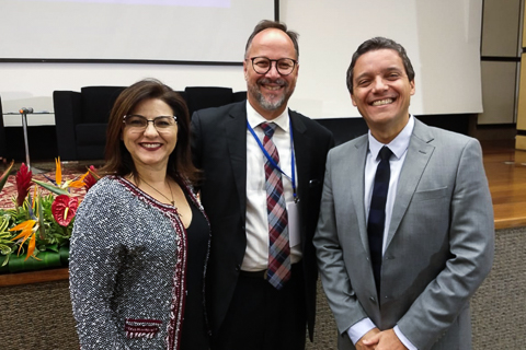 Fotografia de três autoridades posando para câmera