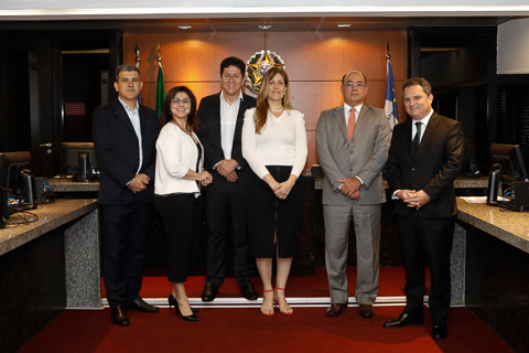 Organização do evento posa ao lado dos palestrantes na Sala de Sessões do Pleno