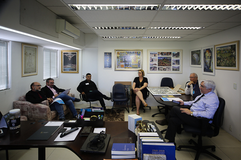 Participantes da reunião conversam na sala do desembargador Paulo Alcantara