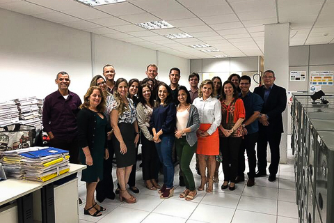 Foto da equipe da 21ª VT do Recife com a corregedora do TRT6
