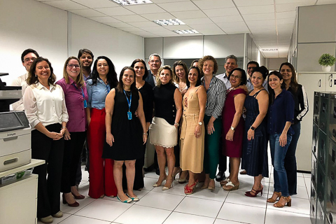 Foto da equipe da 23ª VT do Recife com a corregedora do TRT6