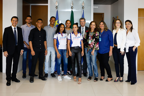 Fotografia de jovens aprendizes com presidente e servidores do TRT6