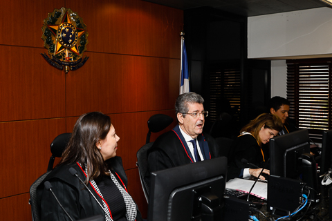 Fotografia do presidente Valdir falando ao microfone