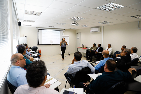 Foto da professora dando aula para a sala de alunos