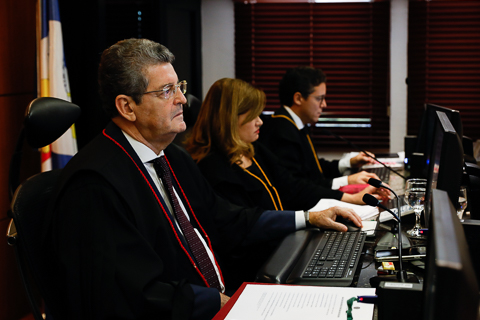 Fotografia do presidente do Tribunal em sessão do Pleno