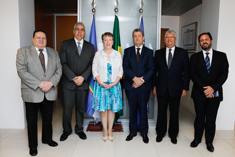 Foto com os participantes da visita em pé lado a lado no Gabinete da Presidência