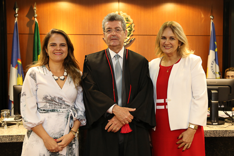 fotografia de três magistrados, em pé, olhando para câmera. Eles vestem trajes formais