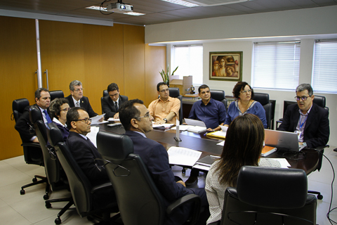 Conselho reunido na sala de reuniões da Presidência