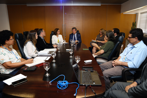 Desembargador presidente do TRT6 e integrantes do comitê reunidos em torno de uma mesa de reunião