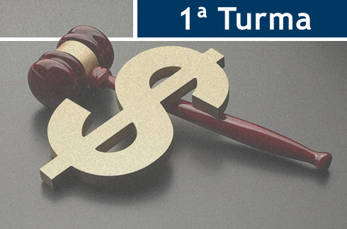 Ilustração de um cifrão e um martelo de juiz. Contém texto &quot;1ª Turma&quot;