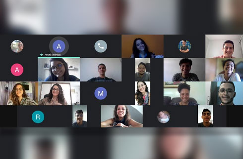 Sala de reunião virtual com os participantes