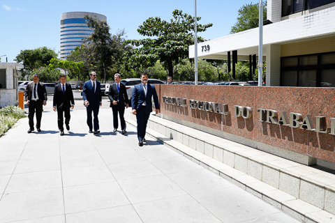 Fotografia de autoridades caminhando na entrada do prédio do TRT¨6