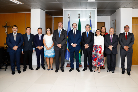 Fotografia de 11 autoridades. Atrás delas é possível ver as Bandeiras do Brasil, Pernambuco e Recife