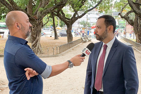 Juiz Lucas Cavalcanti dando entrevista ao repórter Mateus Sampaio