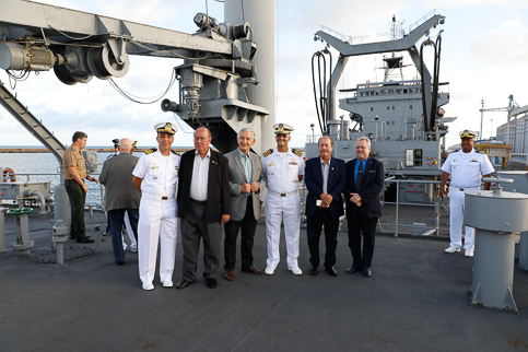 Participantes da cerimônia no no navio-tanque