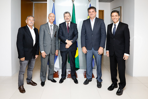 Presidentes do TRT6 e Sinduscon com demais participantes do encontro no Gabinete da Presidência