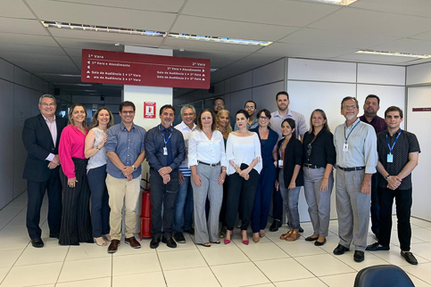 Fotografia da equipe da 2ª VT de Jaboatão com a desembargadora Gisane Araújo