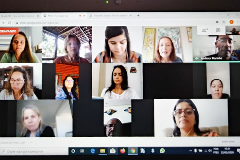 Pessoas em teleconferência