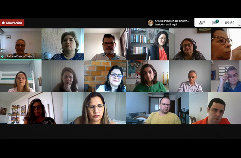 Sala de reunião virtual com os participantes