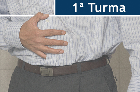 Ilustração de um homem sentindo dor na barriga. No topo da imagem há o texto "1ª Turma"