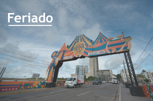 Foto de um arco em uma das pontes do Recife Antigo, com alegorias de carnaval