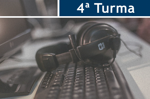 Ilustração de um fone de ouvido em cima de um teclado e texto - 4ª turma