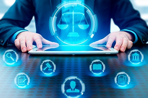 Imagem de uma pessoa em frente a um tablet e vários ícones ligados ao direito surgindo de forma virtual em frente a pessoa