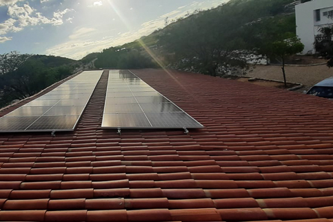Foto de painéis solares em cima de um telhado
