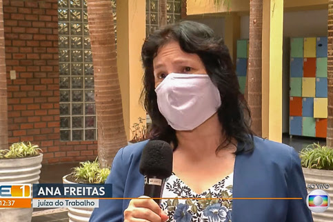 Foto da juíza Ana Freitas, utilizando máscara e falando ao microfone