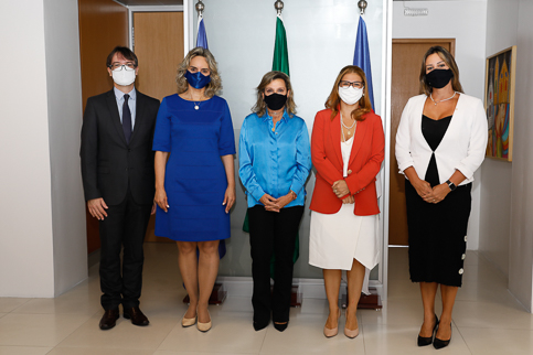 Foto com os participantes do encontro
