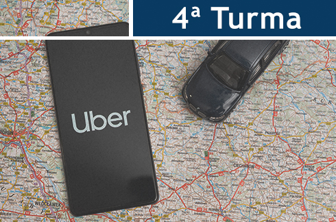 Ilustração de um mapa rodoviário ao fundo, um celular escrito &quot;Uber&quot; e um carro preto. No topo da imagem há o texto &quot;4ª Turma&quot;