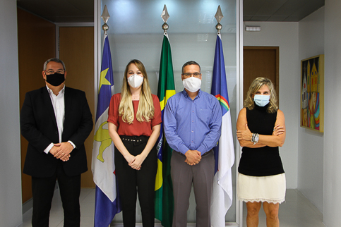 Fotos de Jéssica com a presidente e diretores do TRT6